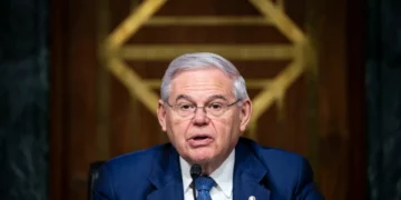 Senador Menéndez quiere TPS para más países, “perdón” para 12 millones de indocumentados y deportaciones aceleradas