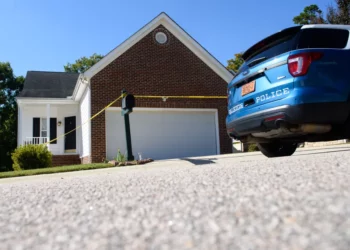 Arrestan a hombre que le disparó a una niña de 6 años y a sus padres porque “una pelota de basketball rodó en su patio”