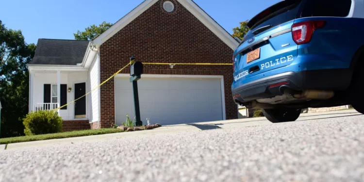 Arrestan a hombre que le disparó a una niña de 6 años y a sus padres porque “una pelota de basketball rodó en su patio”