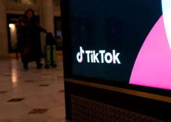 Universidades públicas de Florida prohíben el uso de TikTok y otras redes en sus campus