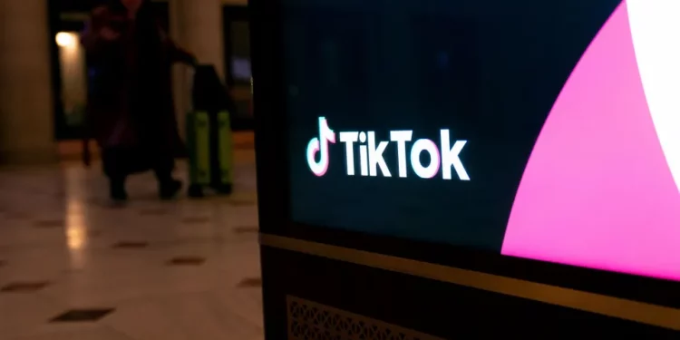 Universidades públicas de Florida prohíben el uso de TikTok y otras redes en sus campus