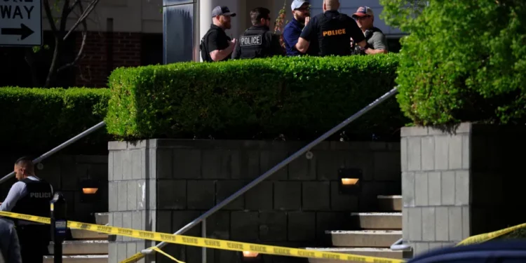 Aumenta a cinco la cifra de muertos tras tiroteo en banco de Louisville que dejó también ocho heridos