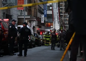 Reportan una persona muerta tras derrumbe de un estacionamiento en Manhattan