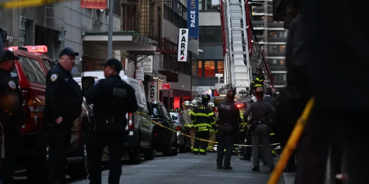 Reportan una persona muerta tras derrumbe de un estacionamiento en Manhattan
