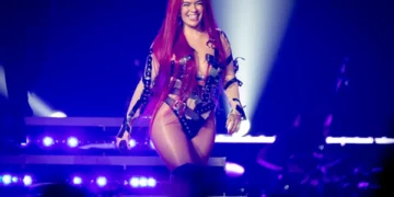 Karol G arremete contra la revista GQ por editar su rostro y cuerpo en foto de portada