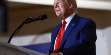 Donald Trump responde a su imputación con victimismo, agresividad y electoralismo