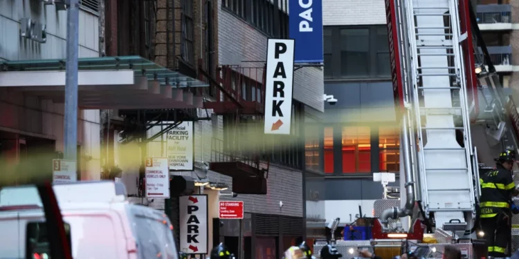 Cámara captó derrumbe de espacio de estacionamiento en Manhattan desde el interior de la estructura