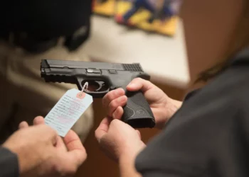 Indiana aprobó proyecto de ley para financiar cursos de manejo de armas para maestros de escuela