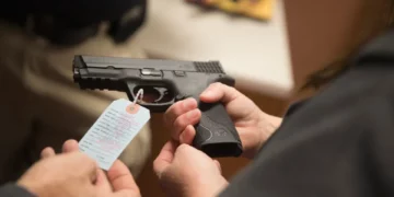 Indiana aprobó proyecto de ley para financiar cursos de manejo de armas para maestros de escuela