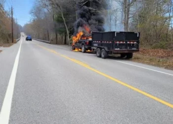 Camioneta se incendia en Little Compton