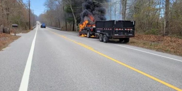 Camioneta se incendia en Little Compton