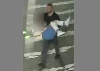 Policía confirma que mujer no fue secuestrada en Brooklyn y conoce al hombre que la llevó cargada hacia su vehículo