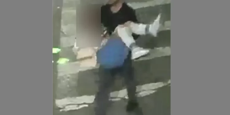 Policía confirma que mujer no fue secuestrada en Brooklyn y conoce al hombre que la llevó cargada hacia su vehículo