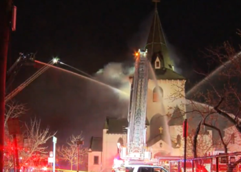 Un incendio daña una iglesia de Massachusetts tras la misa de Pascua