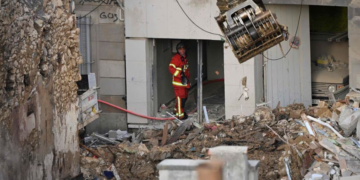 Marsella busca supervivientes en los escombros de un edificio derrumbado el domingo