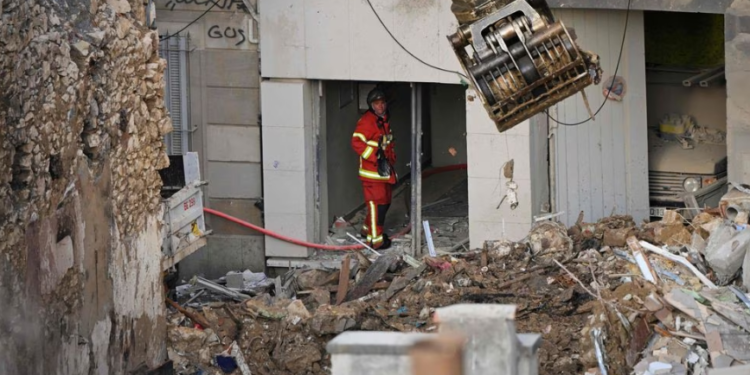 Marsella busca supervivientes en los escombros de un edificio derrumbado el domingo