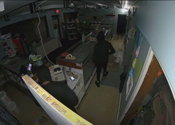 Captado por las cámaras: Sospechosos roban panadería Cranston