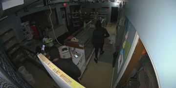 Captado por las cámaras: Sospechosos roban panadería Cranston