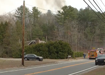 Las llamas de un incendio de matorrales se propagan a una casa de North Smithfield