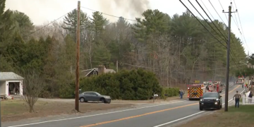 Las llamas de un incendio de matorrales se propagan a una casa de North Smithfield