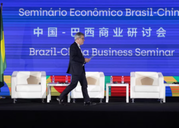 Brasil y China acordaron comerciar en sus monedas para eludir el dólar