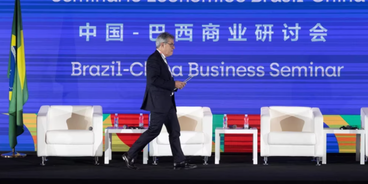 Brasil y China acordaron comerciar en sus monedas para eludir el dólar