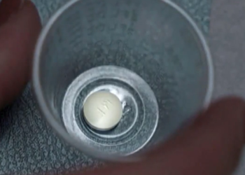 El Tribunal preserva el acceso al fármaco abortivo y endurece las normas