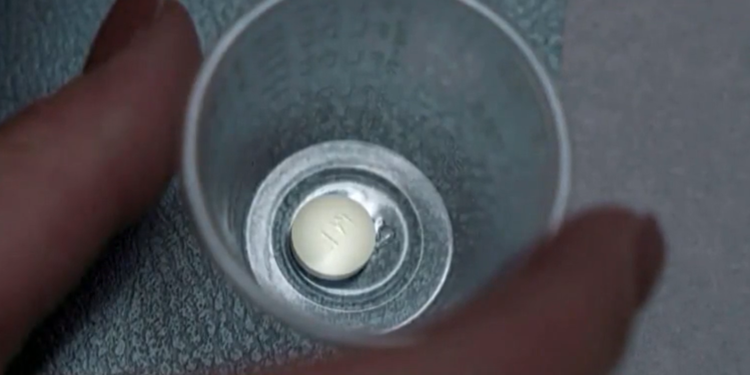 El Tribunal preserva el acceso al fármaco abortivo y endurece las normas