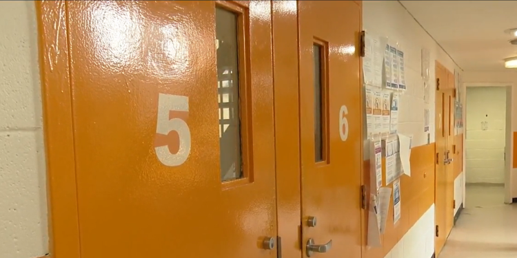 Heroux se enfoca en la prevención de suicidios de reclusos en el sistema penitenciario del condado de Bristol