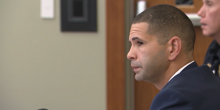 Lugo, el policía de Providence que golpeó a una mujer en la reyerta de la Casa del Estado, evita el despido