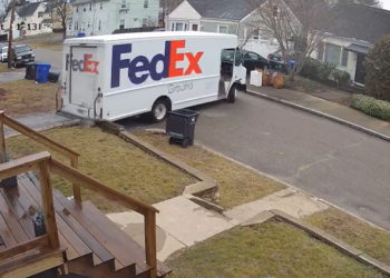 Un conductor de FedEx se da a la fuga tras dañar el muro de contención de una mujer de RI