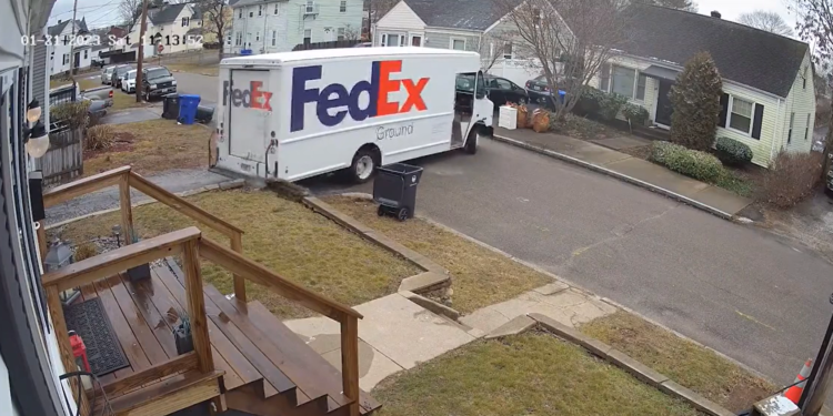 Un conductor de FedEx se da a la fuga tras dañar el muro de contención de una mujer de RI