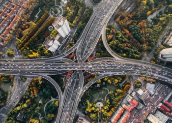 Video aéreo capta a dos sospechosos huyendo en una persecución policial a alta velocidad en Florida