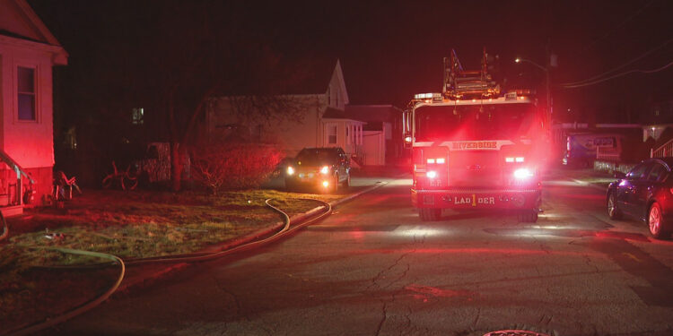 Los bomberos apagaron el incendio de un dormitorio en una casa de East Providence