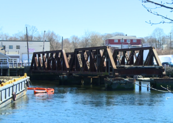 Retiran viejo puente ferroviario en East Providence