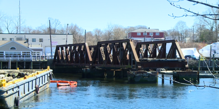 Retiran viejo puente ferroviario en East Providence