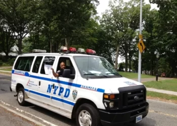 Dos hombres son asesinados en un tiroteo a un restaurante en Queens