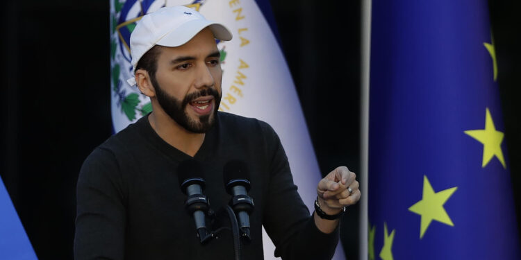 Video: Presidente de El Salvador dice que “no pueden eliminar” al presentador Tucker Carlson