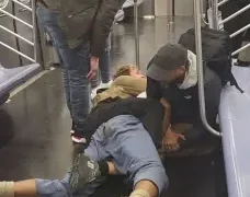 Anciano fue arrestado tras apuñalar mortalmente a hombre en tienda de delicatessen en Queens