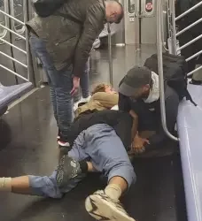 Anciano fue arrestado tras apuñalar mortalmente a hombre en tienda de delicatessen en Queens