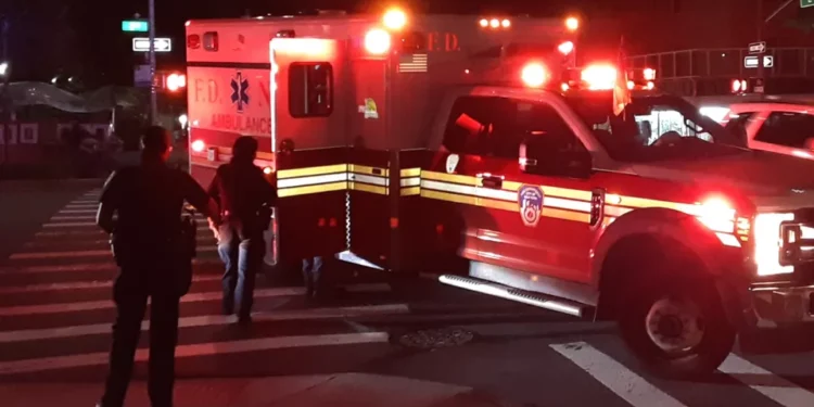 Adolescente de 16 años fue baleada en la cabeza afuera de escuela en Queens, Nueva York