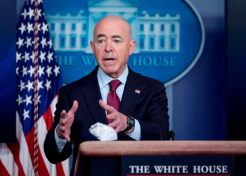 Reportan calma en la frontera tras fin del Título 42, pero secretario Mayorkas advierte que es “muy pronto”