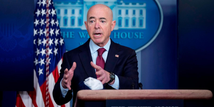 Reportan calma en la frontera tras fin del Título 42, pero secretario Mayorkas advierte que es “muy pronto”