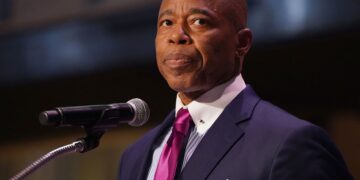 Lujoso hotel Roosevelt en Nueva York será reabierto para albergar a migrantes con niños, según Eric Adams