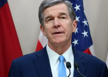 Gobernador de Carolina del Norte vetó proyecto de ley que prohibiría los abortos después de las 12 semanas