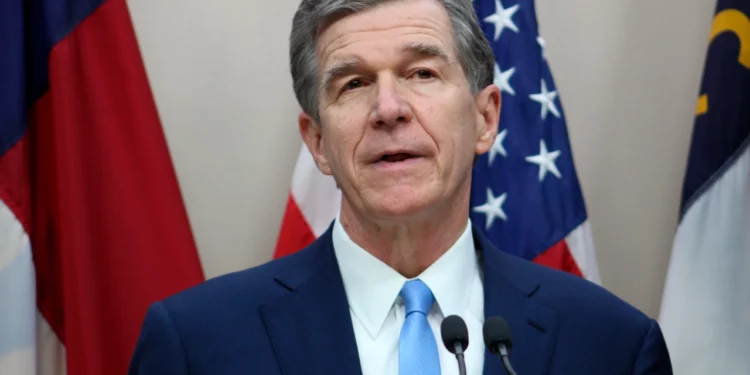 Gobernador de Carolina del Norte vetó proyecto de ley que prohibiría los abortos después de las 12 semanas