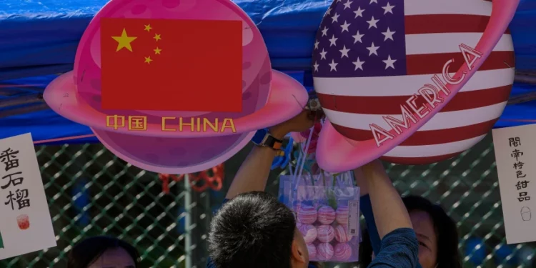 China condena a cadena perpetua a un ciudadano estadounidense de 78 años acusado de espionaje