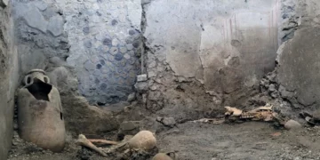 Esqueletos hallados en las ruinas de Pompeya revelan muertes por terremoto, no sólo por la antigua erupción del Vesubio.