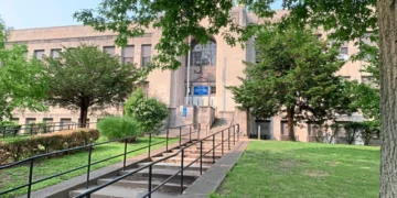 La policía: Un estudiante dispara mortalmente a otro a la salida de una escuela en Pittsburgh