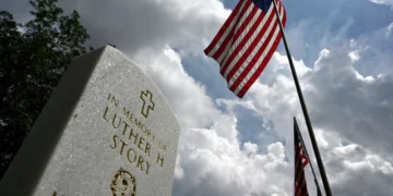 Está en casa»: Los restos del veterano que recibió la Medalla de Honor, desaparecido hace 73 años, regresan a Georgia